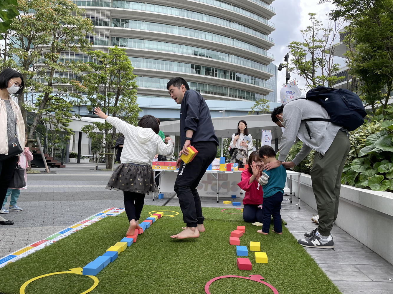写真：＼英語であそぶ／ バランス能力アップアクティビティ