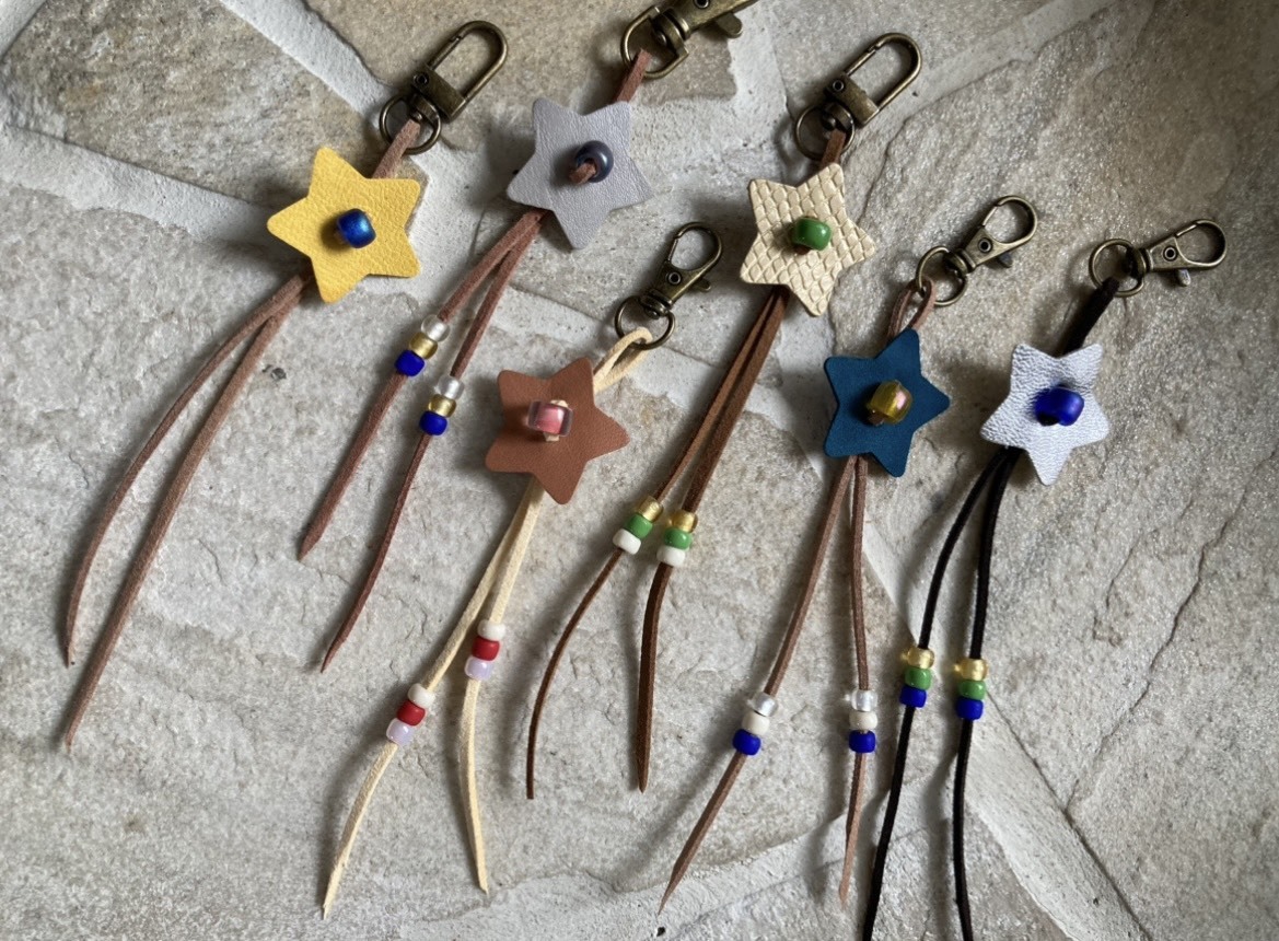 写真:本革とビーズでつくる星型チャーム