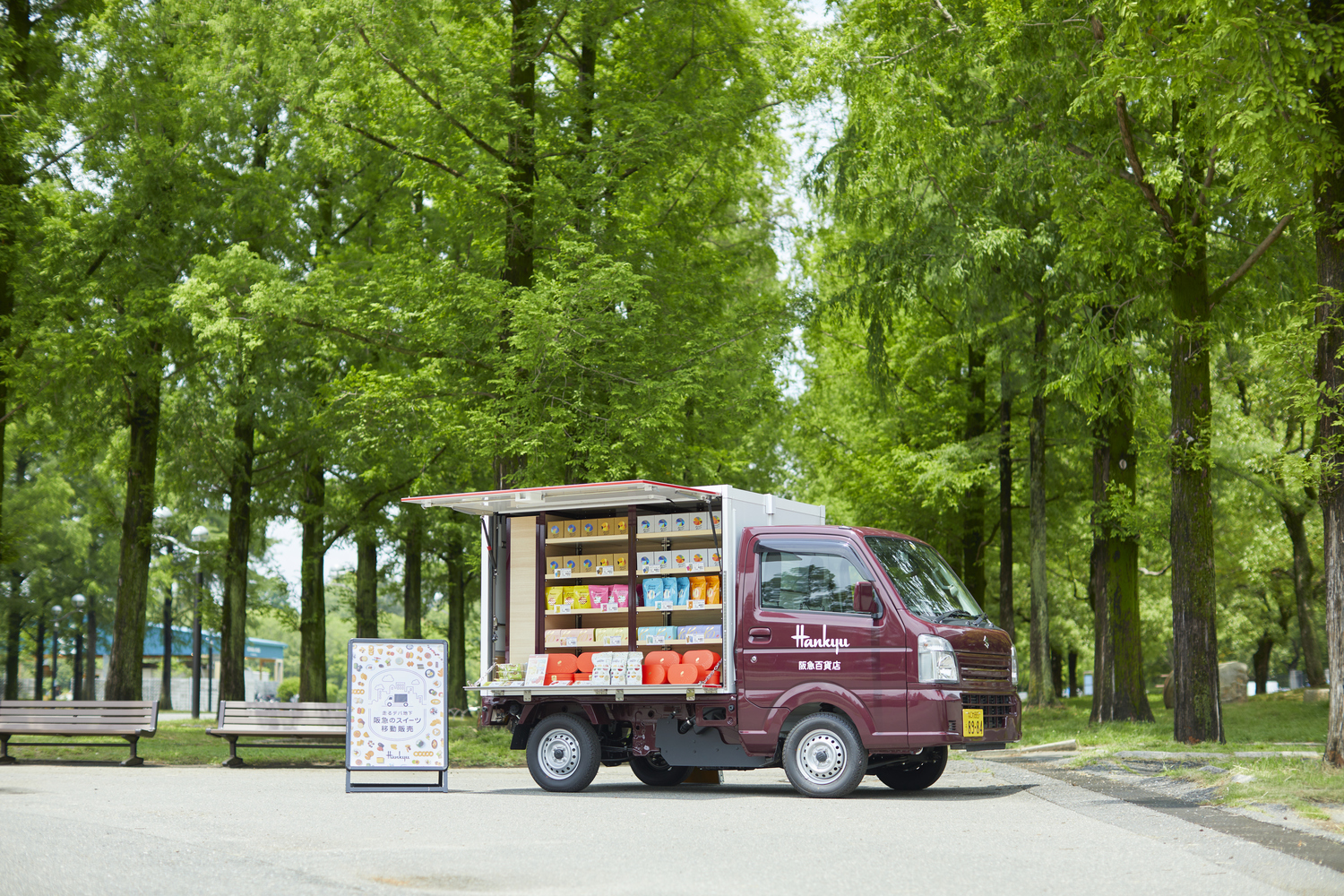 写真：走るデパ地下！阪急のスイーツ移動販売