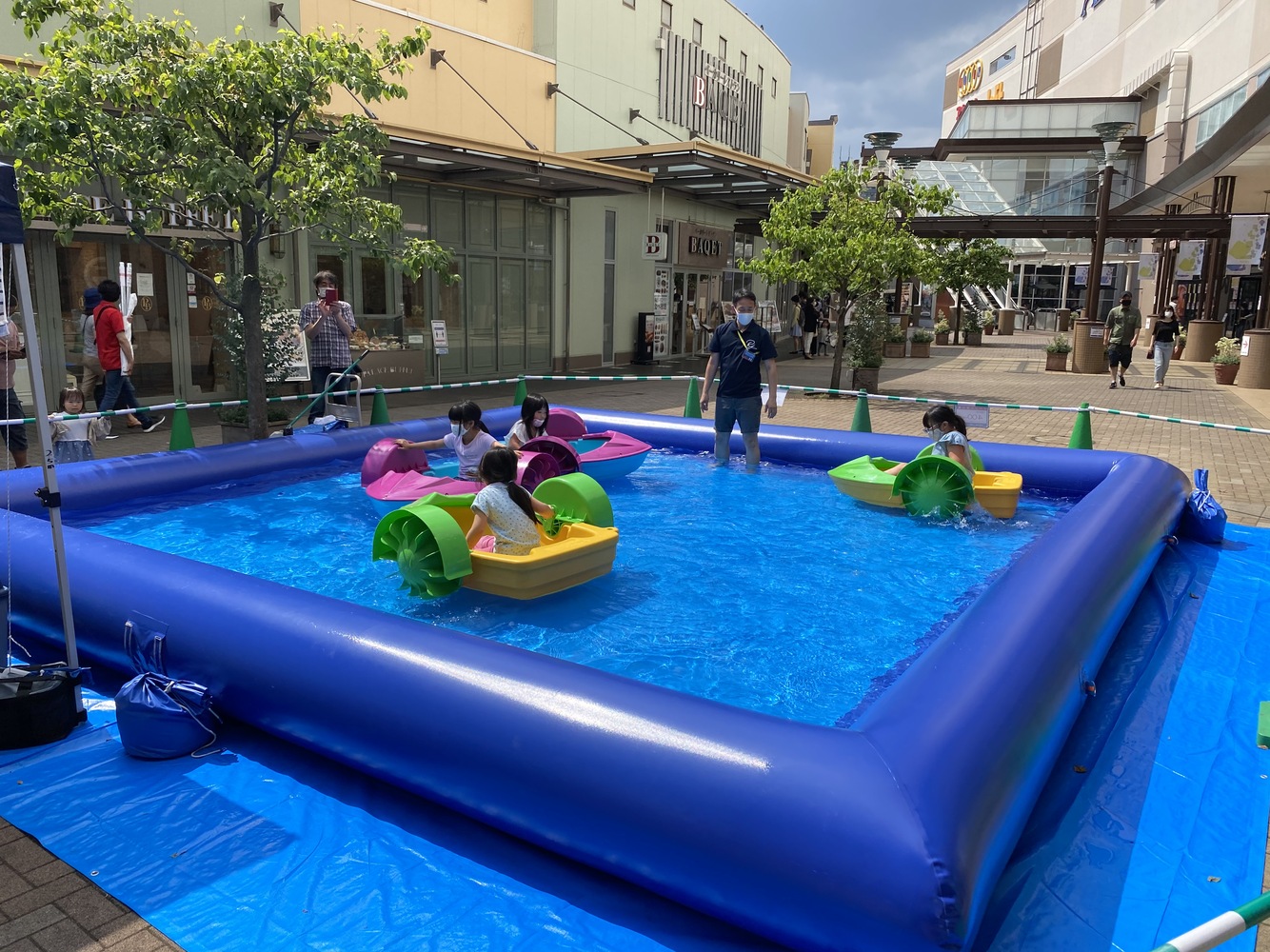 写真:アクアパドルボートであそぼう!